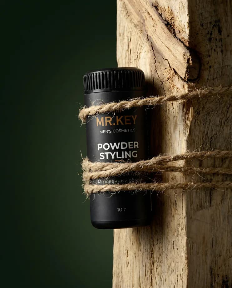 Банка MR.KEY Powder Styling, обвязанная джутовой верёвкой на сколотом дереве