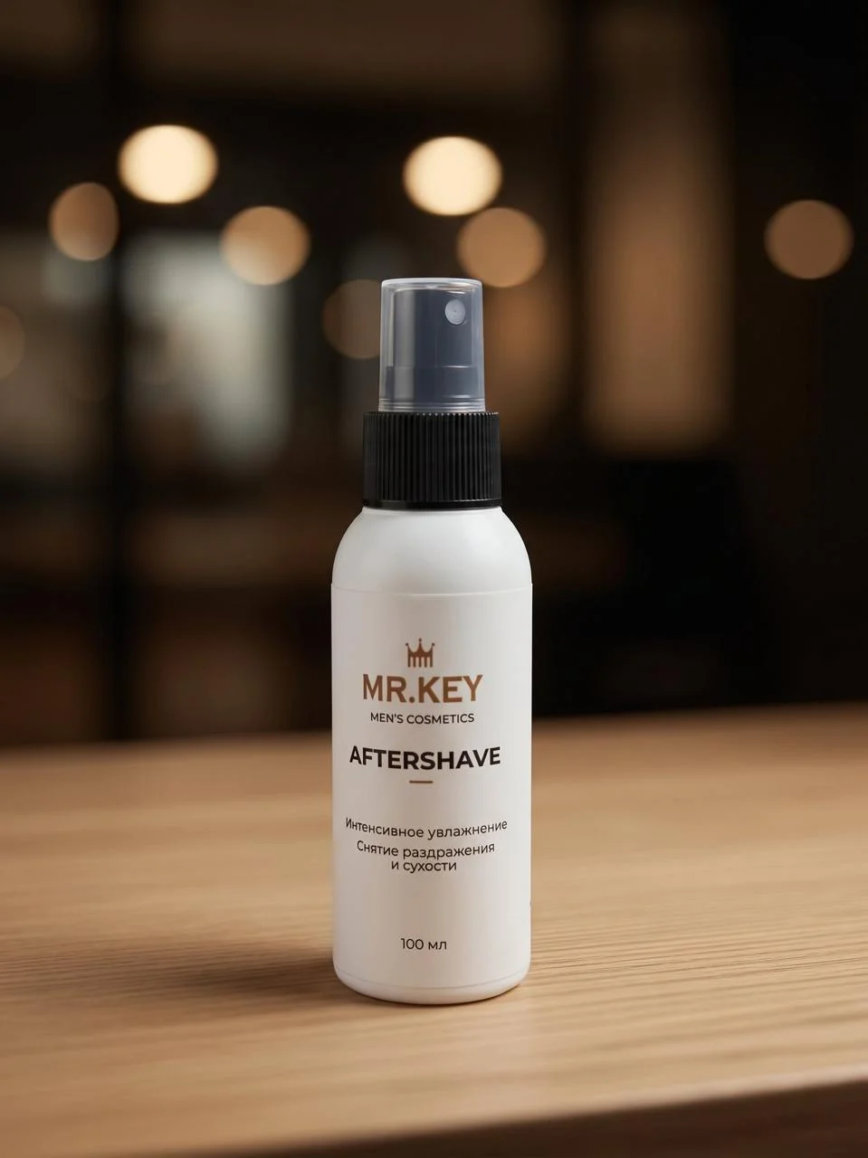 Белый спрей MR.KEY Aftershave на столе с боке огнями
